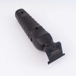 ماشین اصلاح موی صورت کیمی مدل KM-2299، اصلاح به صورت خط زن، طراحی ارگونومیک، نمایشگر LCD، منبع انرژی با باتری قابل شارژ، تکنولوژی اصلاح به صورت تریم، مدت زمان شارژ 180 دقیقه و مدت زمان استفاده پس از شارژ 180 دقیقه، بههمراه کابل شارژ USB، برس، روغن