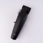 ماشین اصلاح موی سر و صورت تریمر کیمی مدل KM-2296، با طراحی ارگونومیک، دارای چراغ نشانگر شارژ، منبع انرژی باتری قابل شارژ، اندازه اصلاح 0.2 تا 2 میلیمتر، جنس تیغه کربن استیل، مدت زمان شارژ 210 دقیقه و مدت زمان استفاده پس از شارژ 350 دقیقه