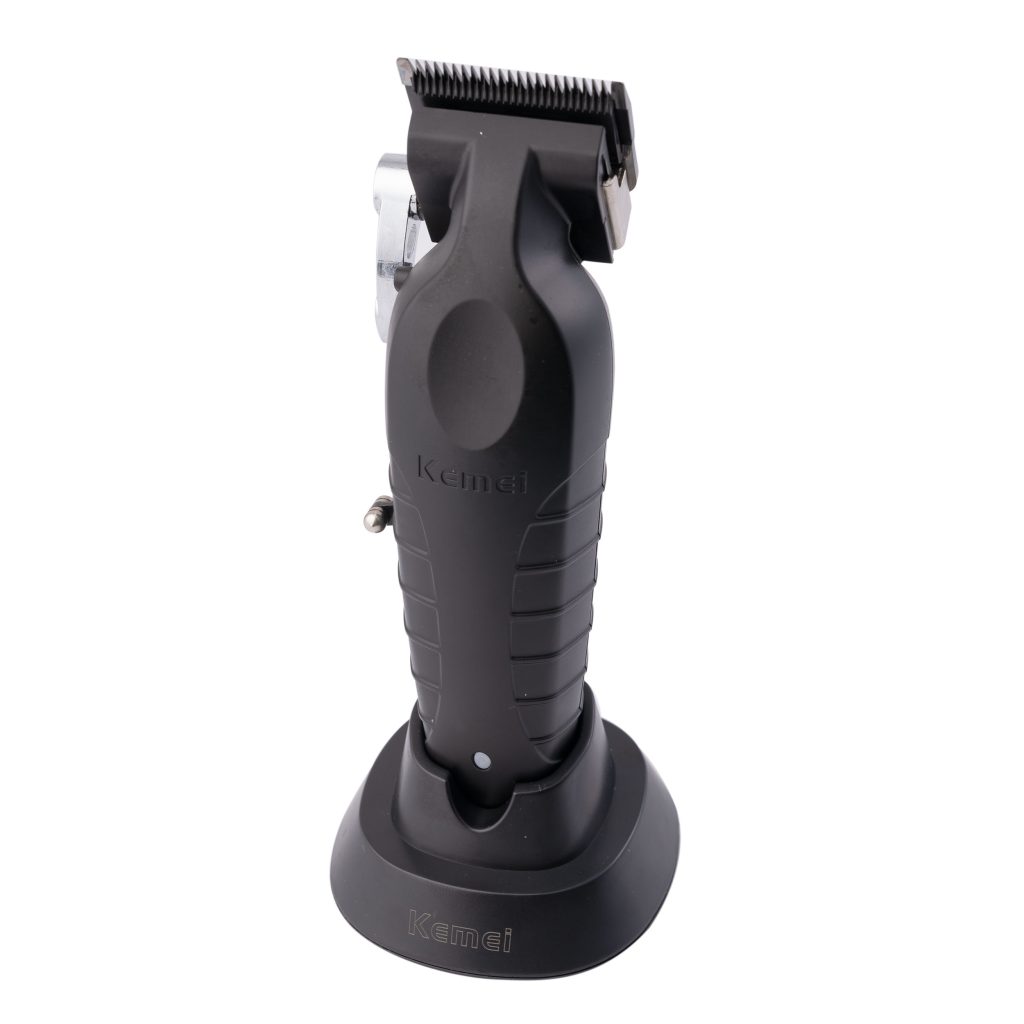 ماشین اصلاح موی سر و صورت تریمر کیمی مدل KM-2296، با طراحی ارگونومیک، دارای چراغ نشانگر شارژ، منبع انرژی باتری قابل شارژ، اندازه اصلاح 0.2 تا 2 میلی‌متر، جنس تیغه کربن استیل، مدت زمان شارژ 210 دقیقه و مدت زمان استفاده پس از شارژ 350 دقیقه